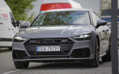 Audi zmiana koloru, przydymione lampy, przyciemnione szyby, fajne koła i auto wygląda pięknie