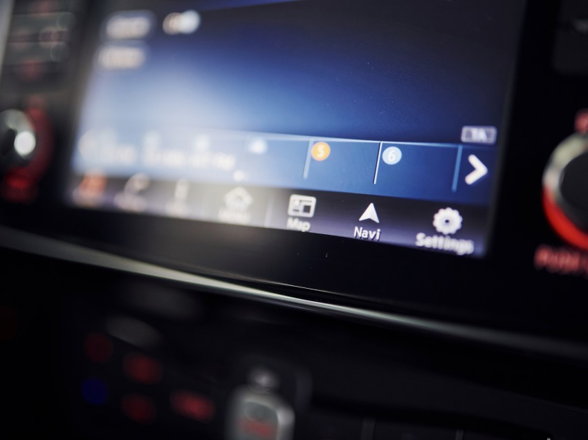 Folia ochronna na ekran w samochodzie — czy warto?